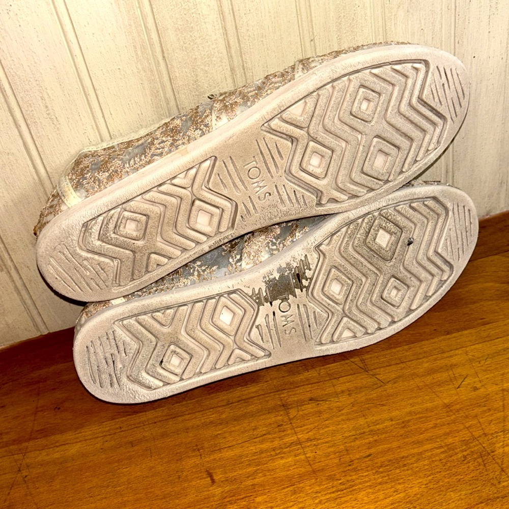 Toms Womens Alpargatas Rose Gold Metallic Hibiscus Floral Lace Size 7.5 … - Picture 12 of 15